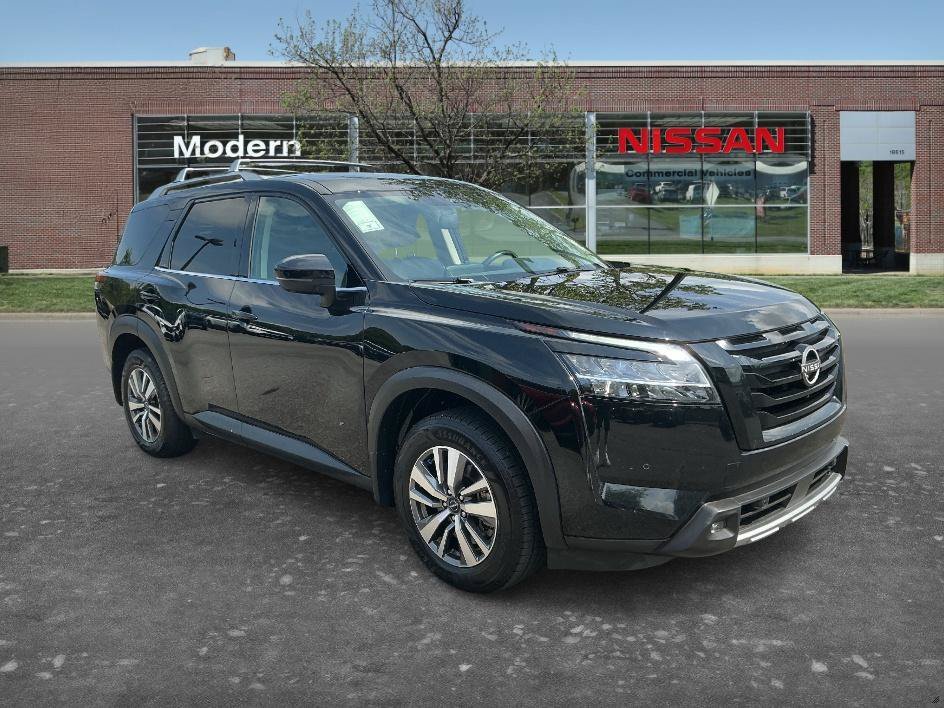 Used 2022 Super Black Nissan SL image 5
