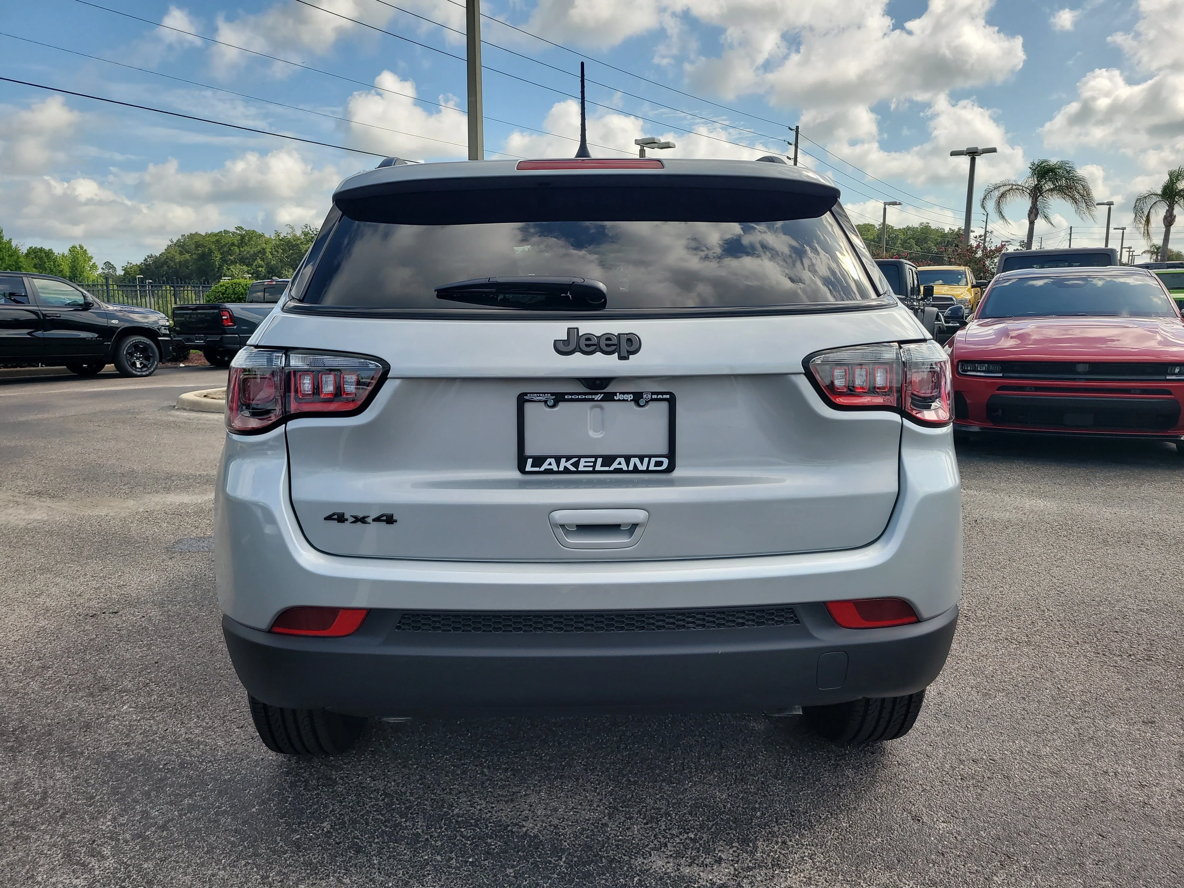 New 2026 Silver Zynith Metallic Clearcoat Jeep Latitude image 7