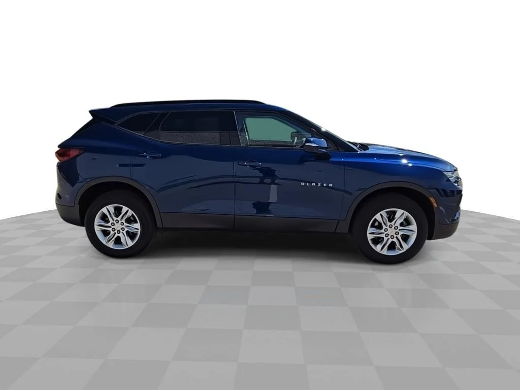 Used 2022 BLUE GLOW METALLIC Chevrolet LT image 9