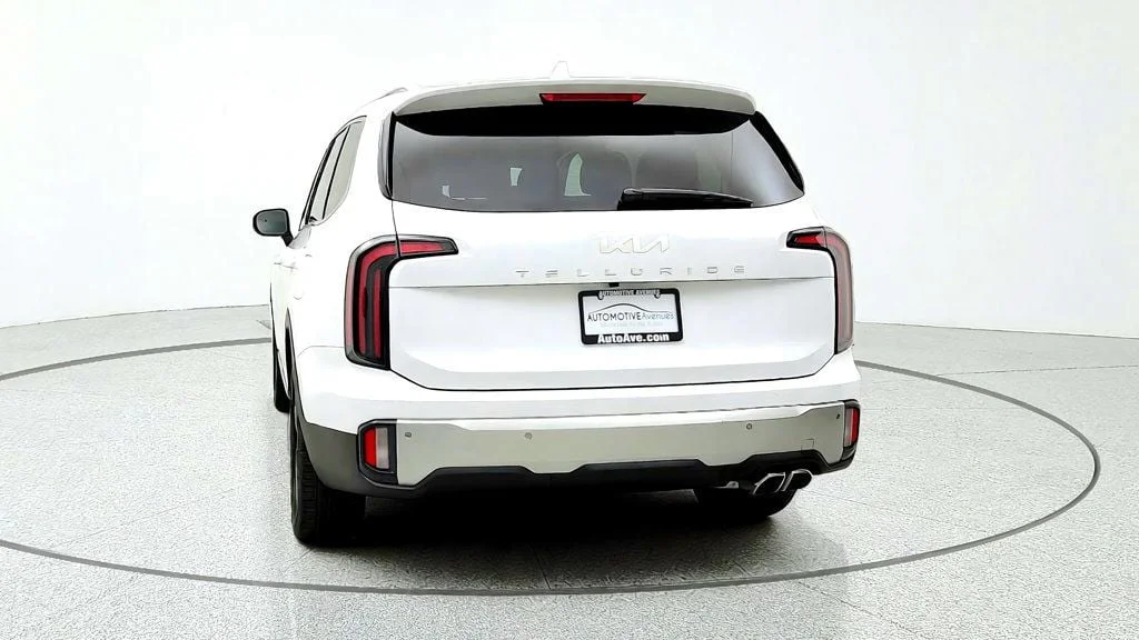 Used 2024 Glacial White Pearl Kia EX FWD image 6