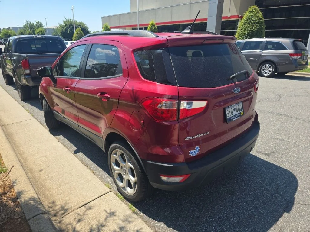 Used 2021 Red Ford SE image 7