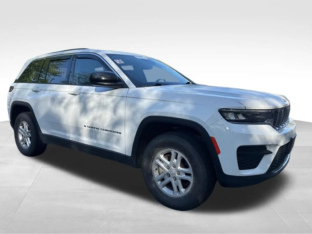 Used 2023 White Jeep Laredo image 9