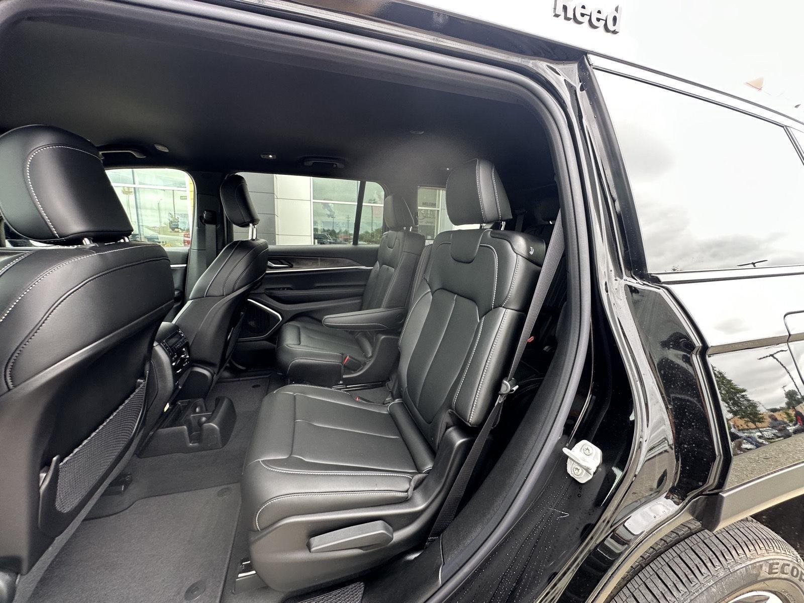 New 2026 Diamond Black Crystal Pearl-Coat Exterior Paint Jeep Limited image 27