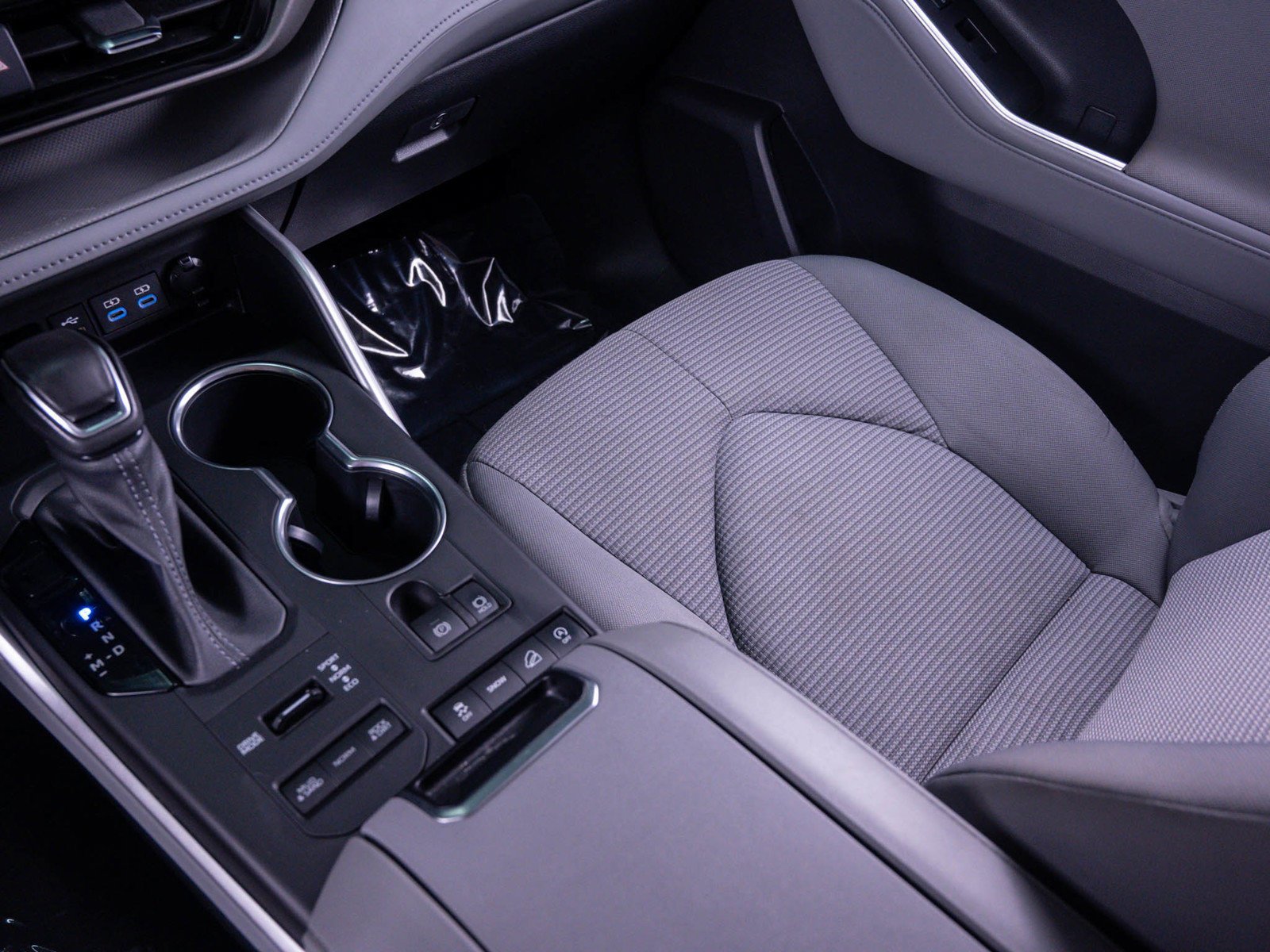 Used 2022 Pearl Toyota LE image 29