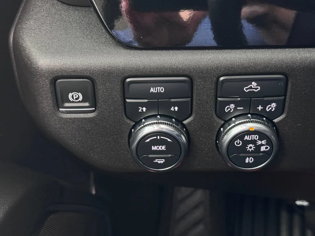 Used 2024 Summit White GMC Elevation image 24