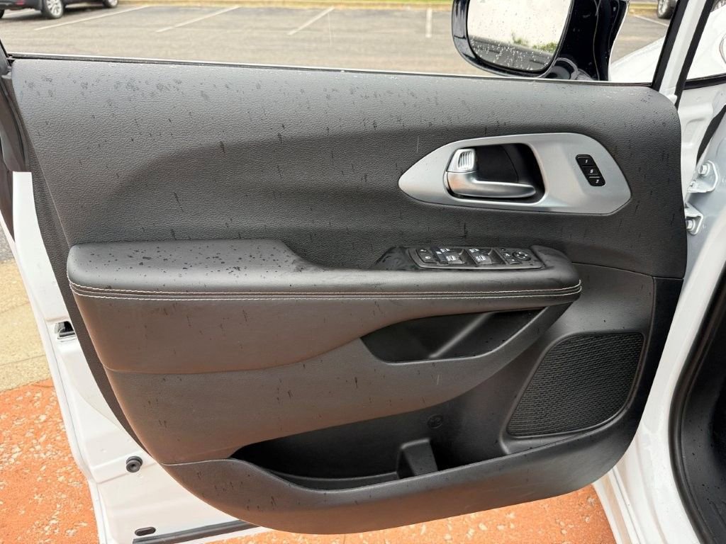 Used 2026 White Chrysler Limited image 9