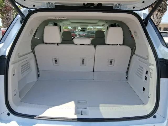New 2026 Iridescent White Tricoat Buick Avenir image 7