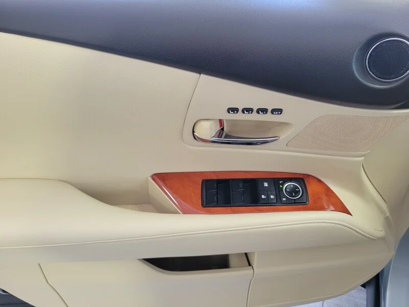 Used 2010 Blue LEXUS FWD 4DR image 18
