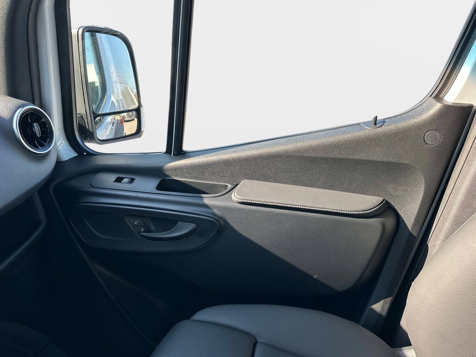 New 2026 Arctic White Sprinter Crew 144 WB image 15