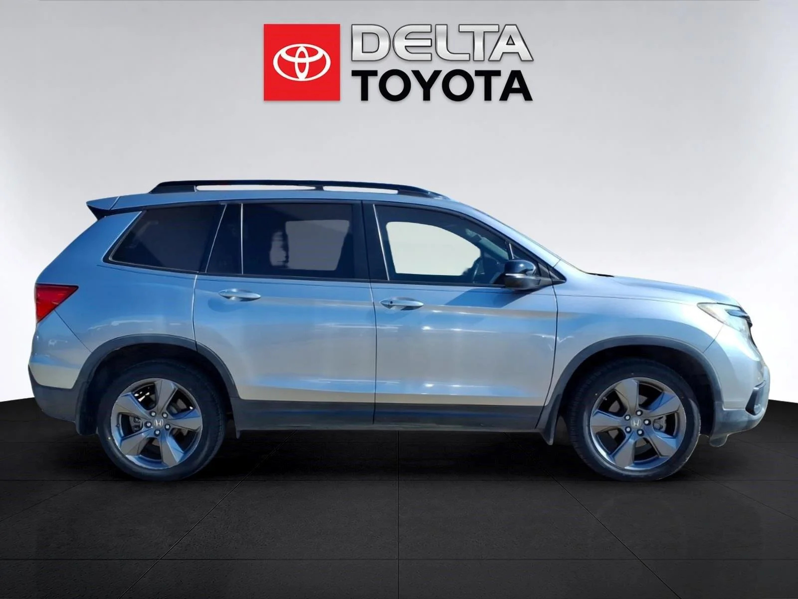 Used 2019 Lunar Silver Metallic Honda Touring image 6