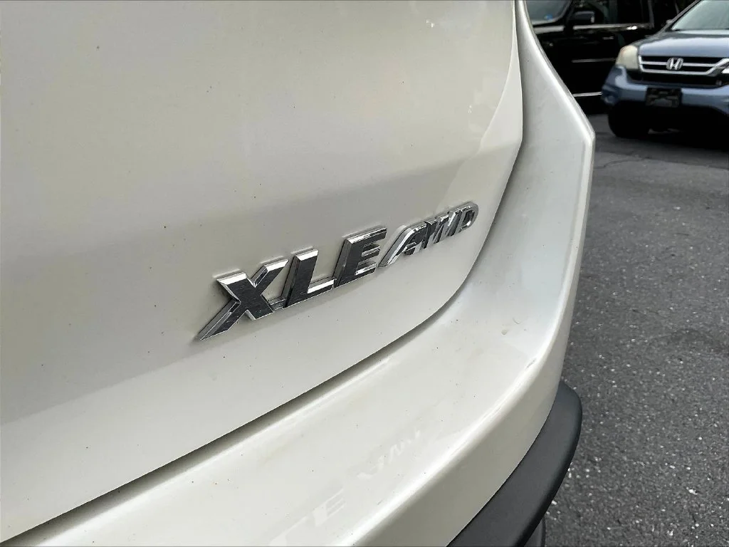 Used 2019 Blizzard Pearl Toyota XLE image 27