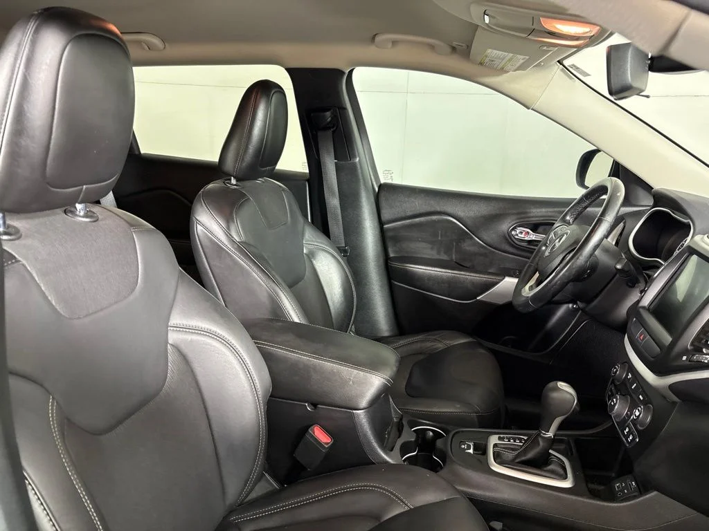 Used 2018 Blue Jeep Latitude Plus image 12