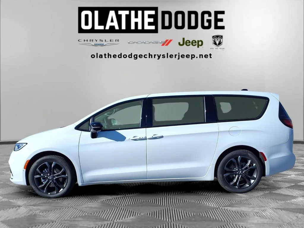 2026 Chrysler Pacifica Select - Photo 18