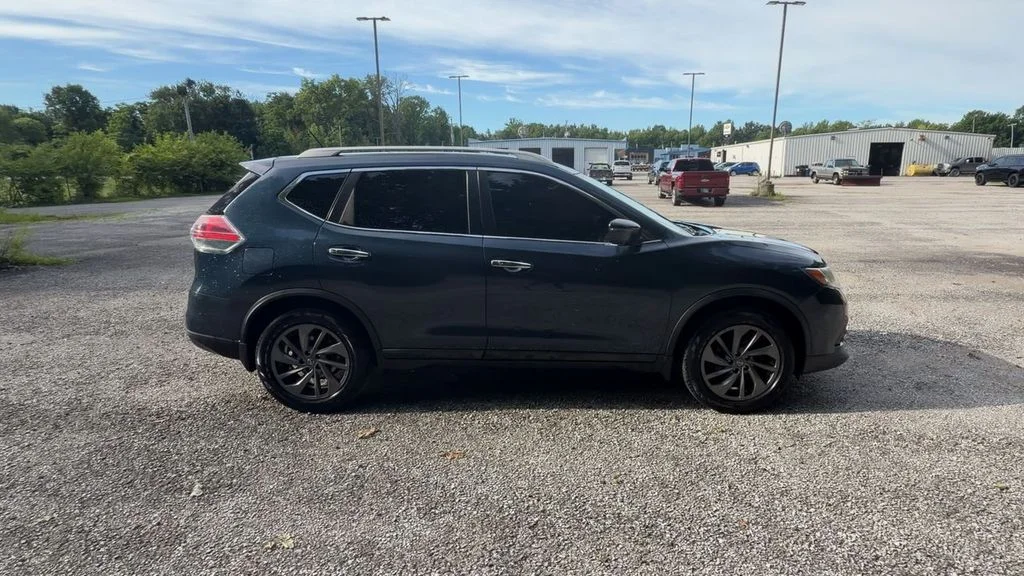 Used 2016 Blue Nissan SL image 9