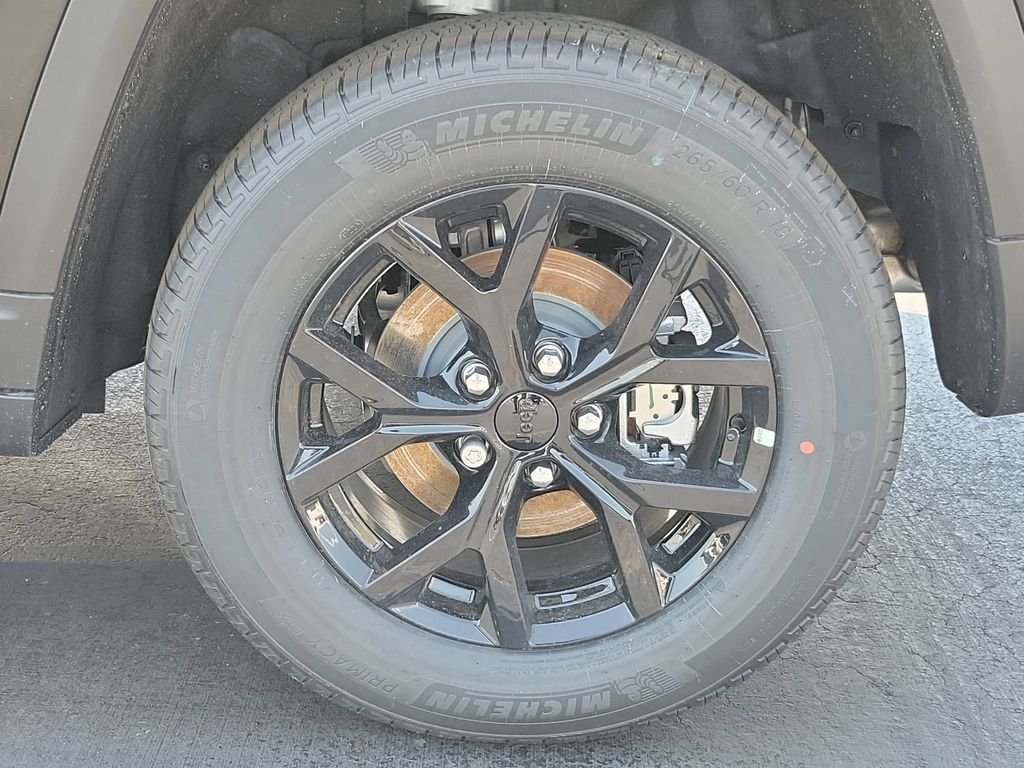 New 2026 Diamond Black Crystal Pearlcoat Jeep Altitude image 5