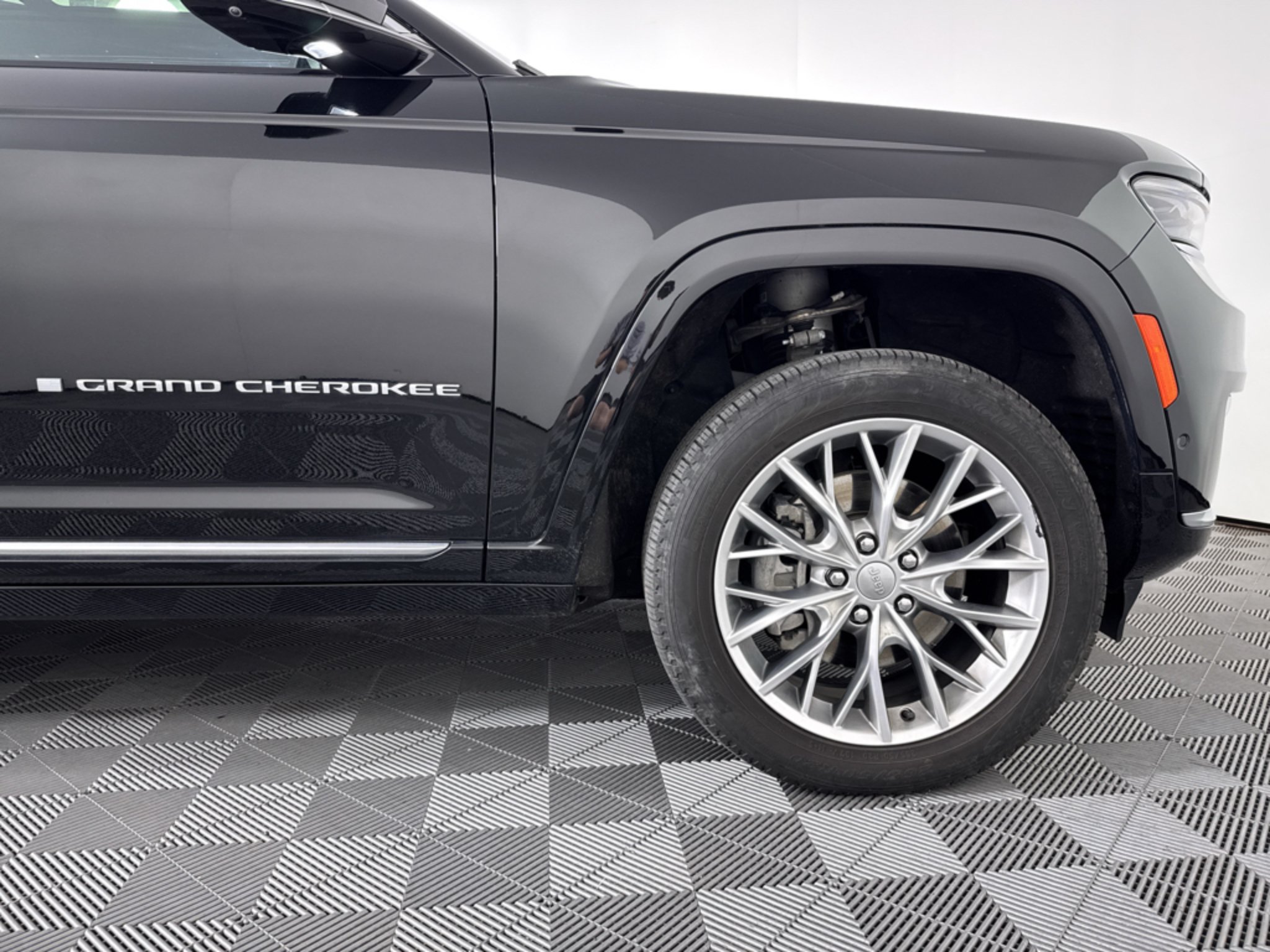 Used 2023 Diamond Black Jeep Summit image 21