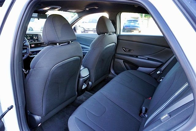 Used 2025 White Hyundai SEL Sport image 15