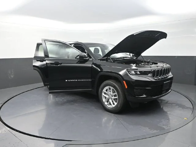 New 2026 Diamond Black Crystal Pearl-Coat Exterior Paint Jeep Laredo X image 30