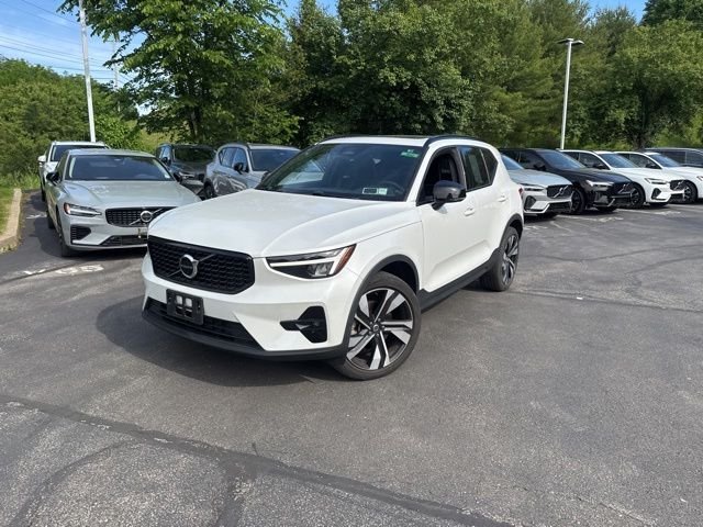 2023 Volvo XC40 B5 Plus Dark AWD's photo
