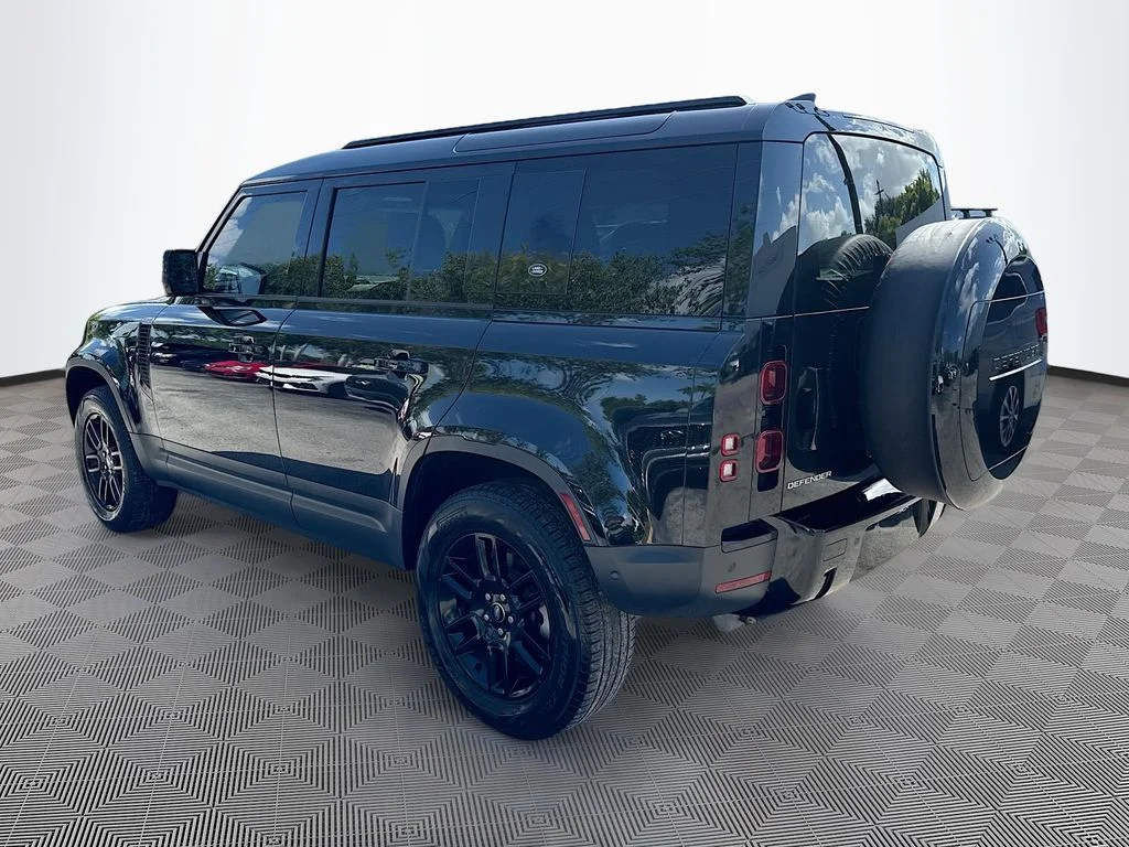Used 2024  Land Rover S image 8