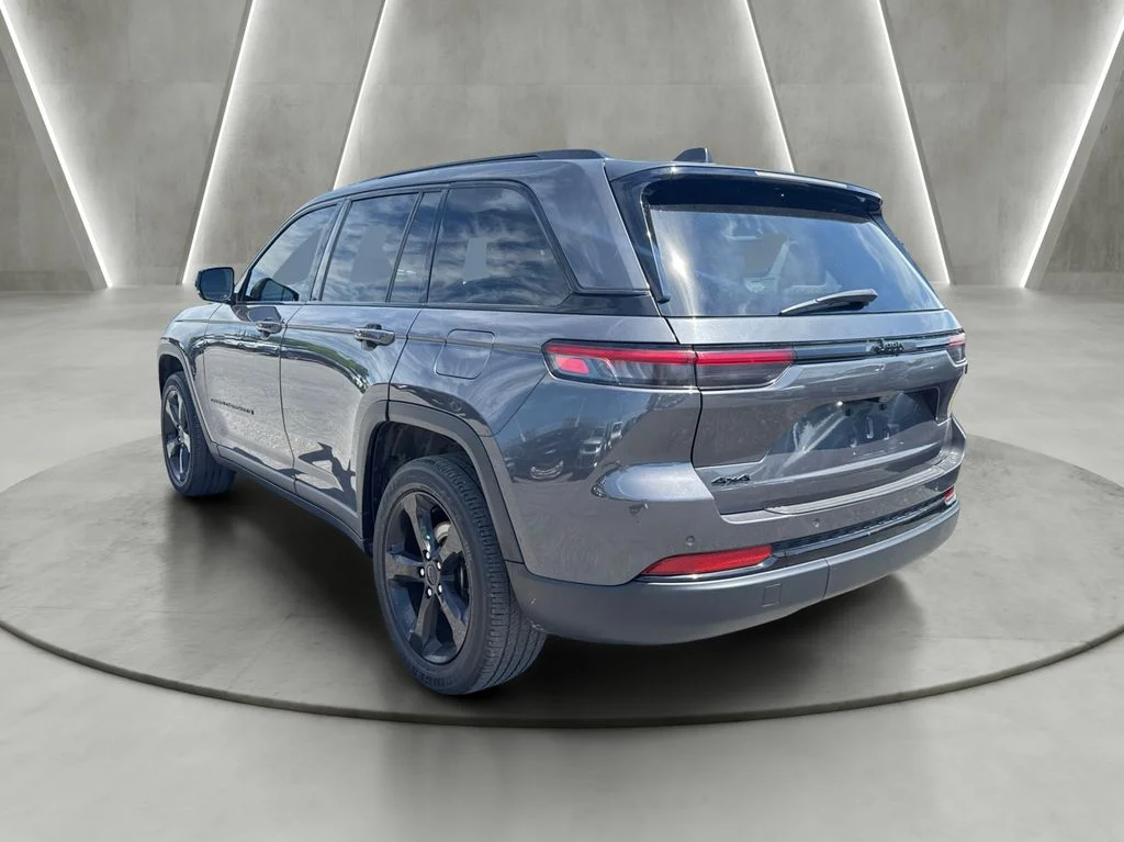 Used 2023 Gray Jeep Altitude X image 5