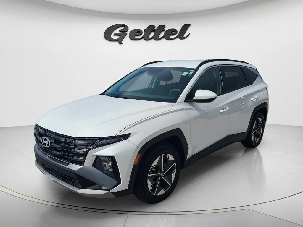 Used 2025 White Hyundai SEL image 1