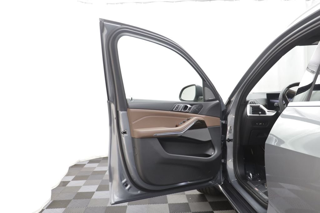 New 2026 Skyscraper Grey Metallic BMW xDrive50e image 6
