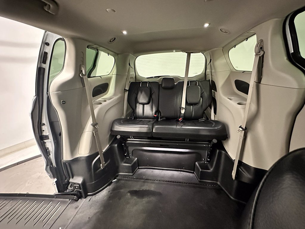 Used 2022 White Chrysler Wheelchair Accessible-Touring L image 34