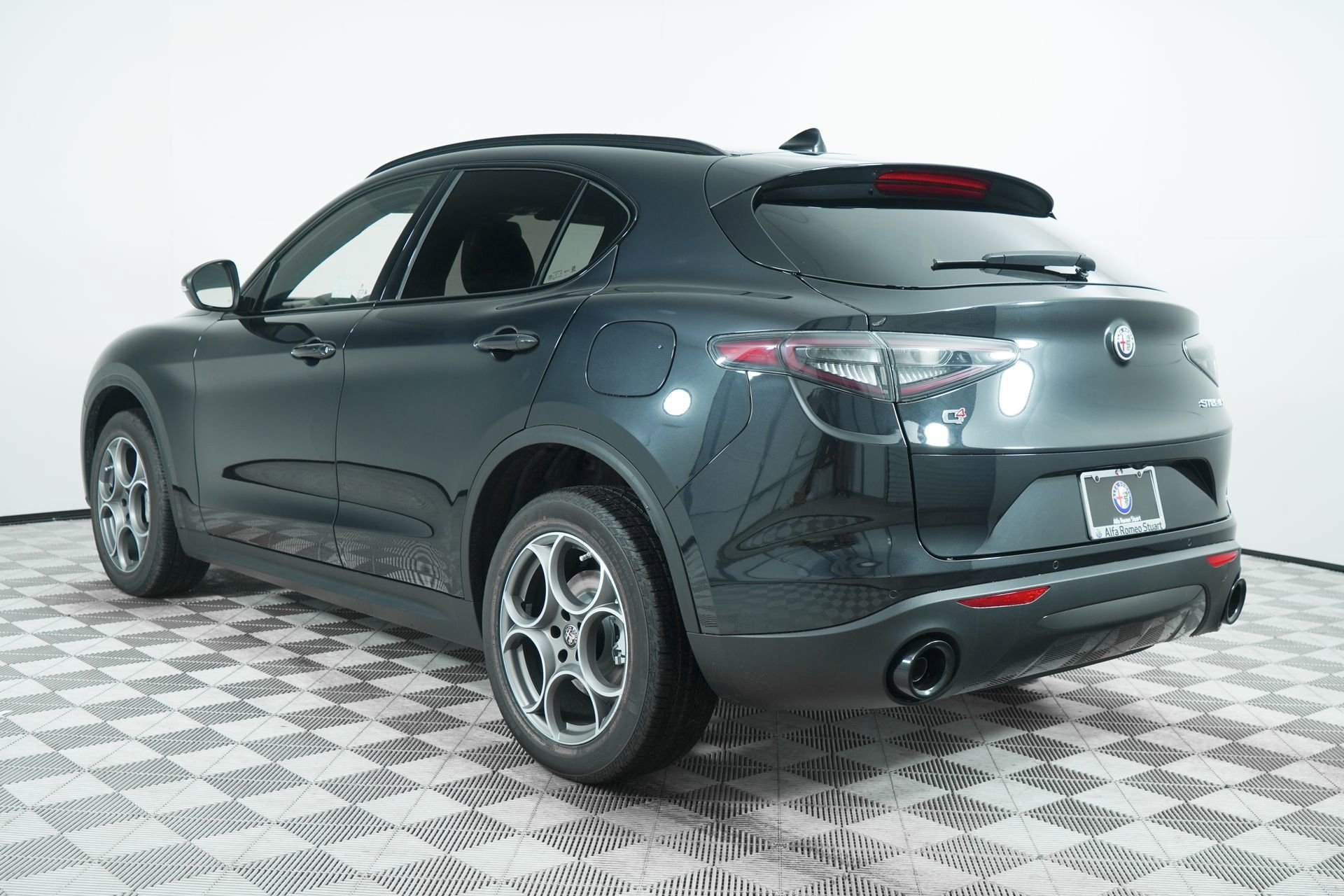 New 2025 Vulcano Black Metallic Exterior Paint Alfa Romeo Base image 5