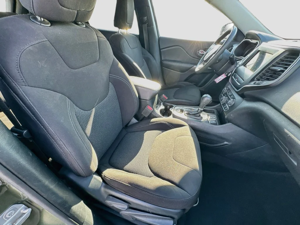 Used 2020 Green Jeep Latitude image 33