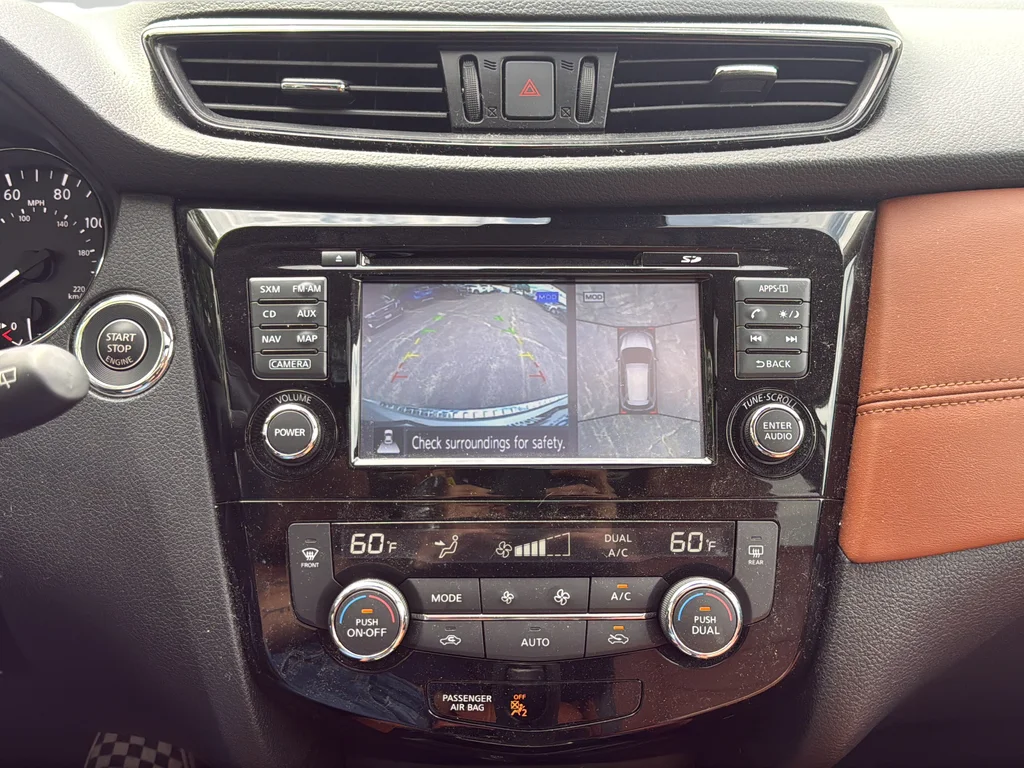 Used 2017 Silver Nissan SL image 22