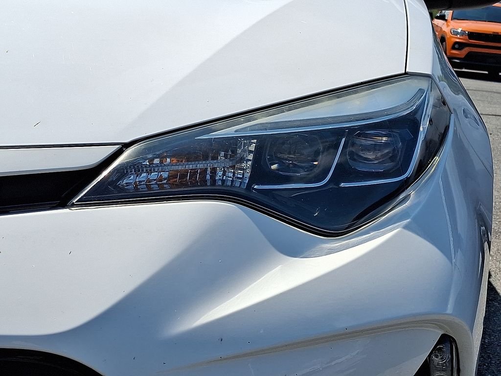 Used 2018 White Toyota SE image 9