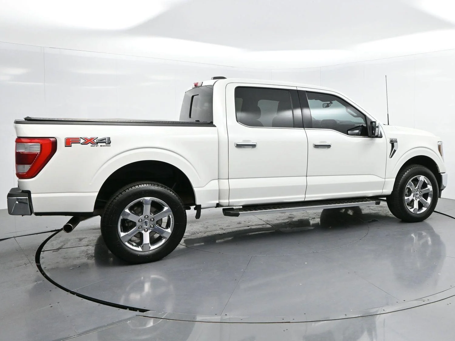 Used 2022 Star White Metallic Tri-Coat Ford LARIAT image 8