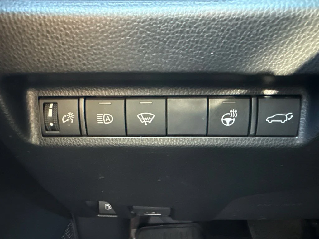 Used 2021  Toyota SE image 19