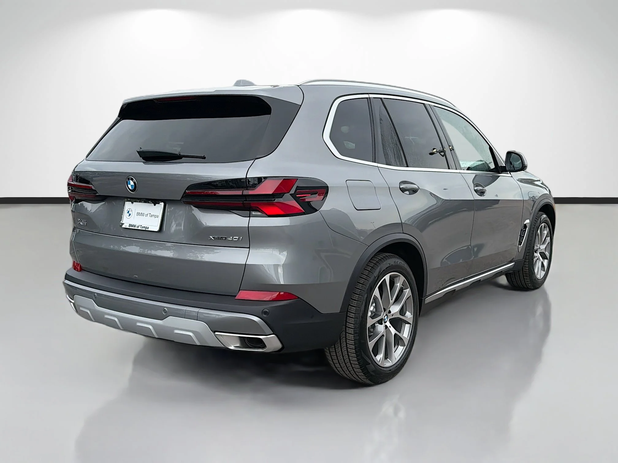 New 2026 Skyscraper Grey Metallic BMW xDrive40i image 3
