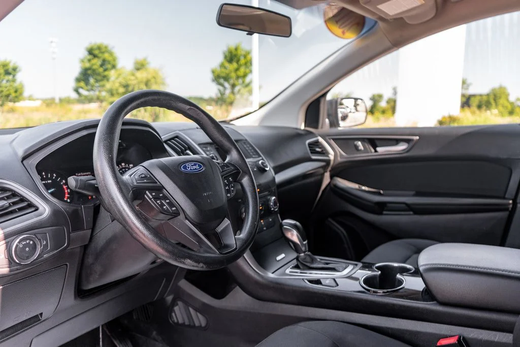 Used 2018 Silver Ford SE image 18