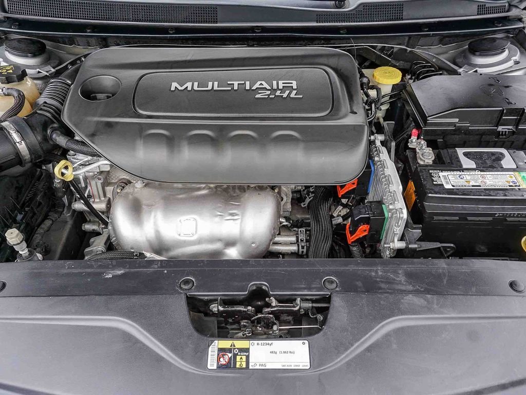 Used 2015 Silver Chrysler Limited image 26