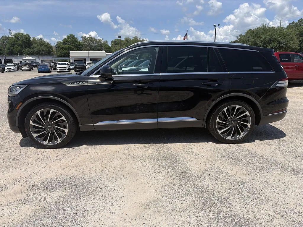 Used 2023 Black Lincoln Reserve image 3