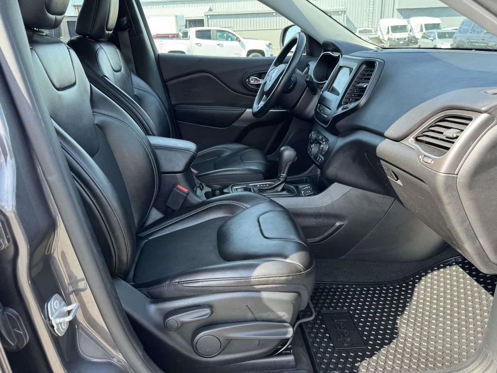 Used 2020 Gray Jeep Latitude Plus image 16