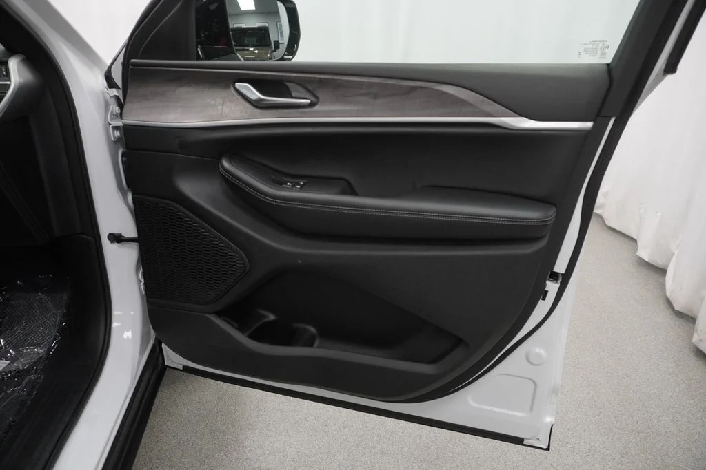 Used 2025 White Jeep Limited image 47