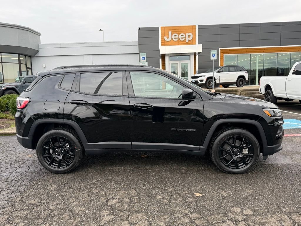 New 2026 Diamond Black Crystal Pearl-Coat Exterior Paint Jeep Latitude image 9