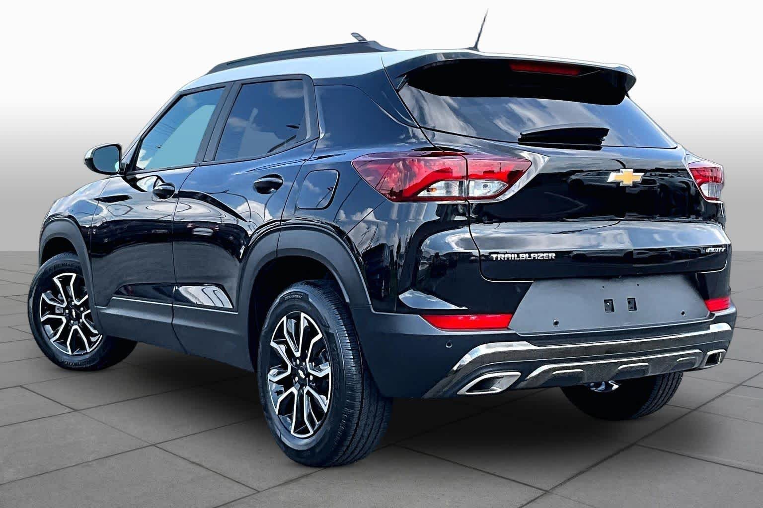 Used 2021 Mosaic Black Metallic Chevrolet ACTIV image 12