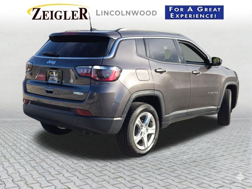 Used 2024  Jeep Latitude image 10