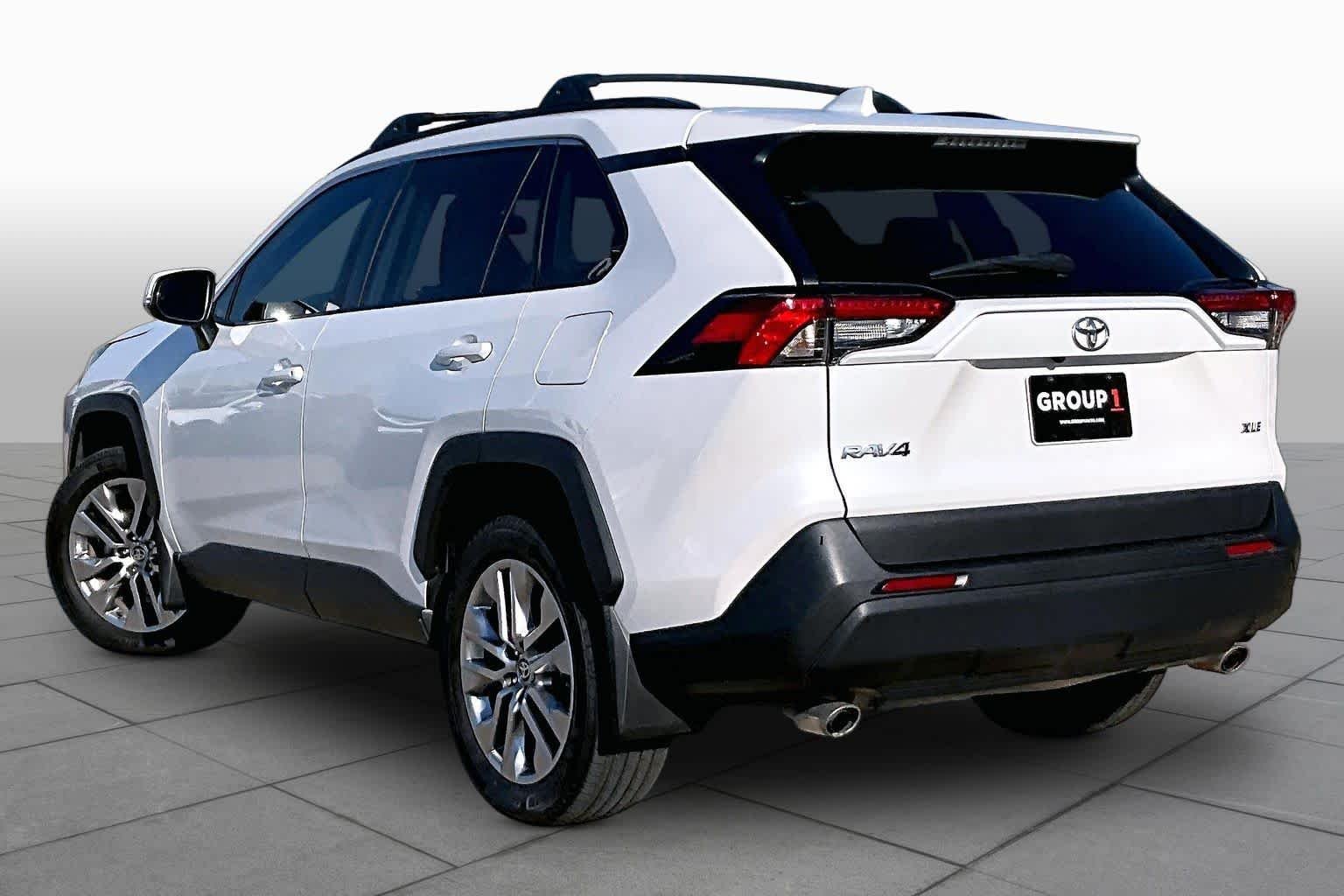 Used 2023 Wind Chill Pearl Toyota XLE Premium image 12