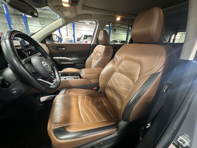 Used 2022 Gray Nissan Platinum image 17