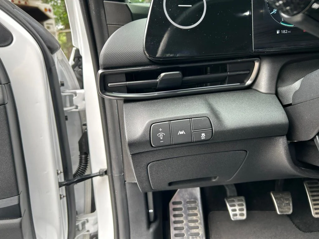 Used 2022 White Hyundai Base image 24