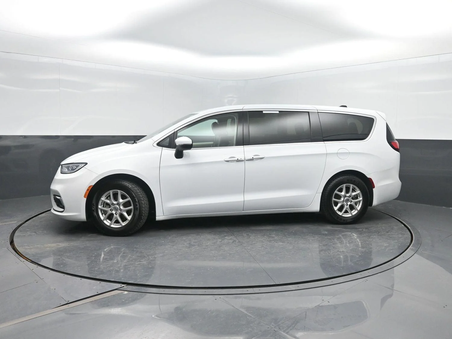 2023 Chrysler Pacifica Touring L's photo
