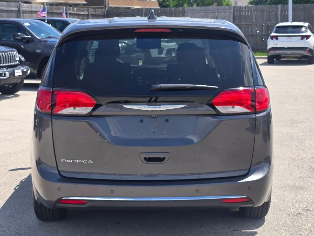 Used 2018 Gray Chrysler Touring Plus image 9