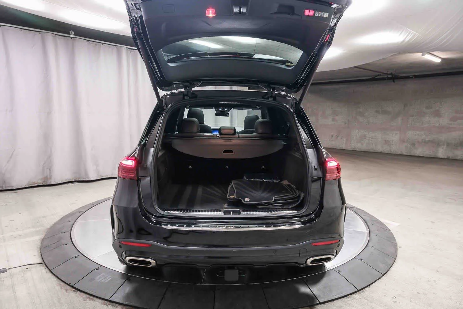 Imagen 24 del Mercedes-Benz GLE 580 de 2025, de segunda mano certificado, en color negro obsidiana metalizado