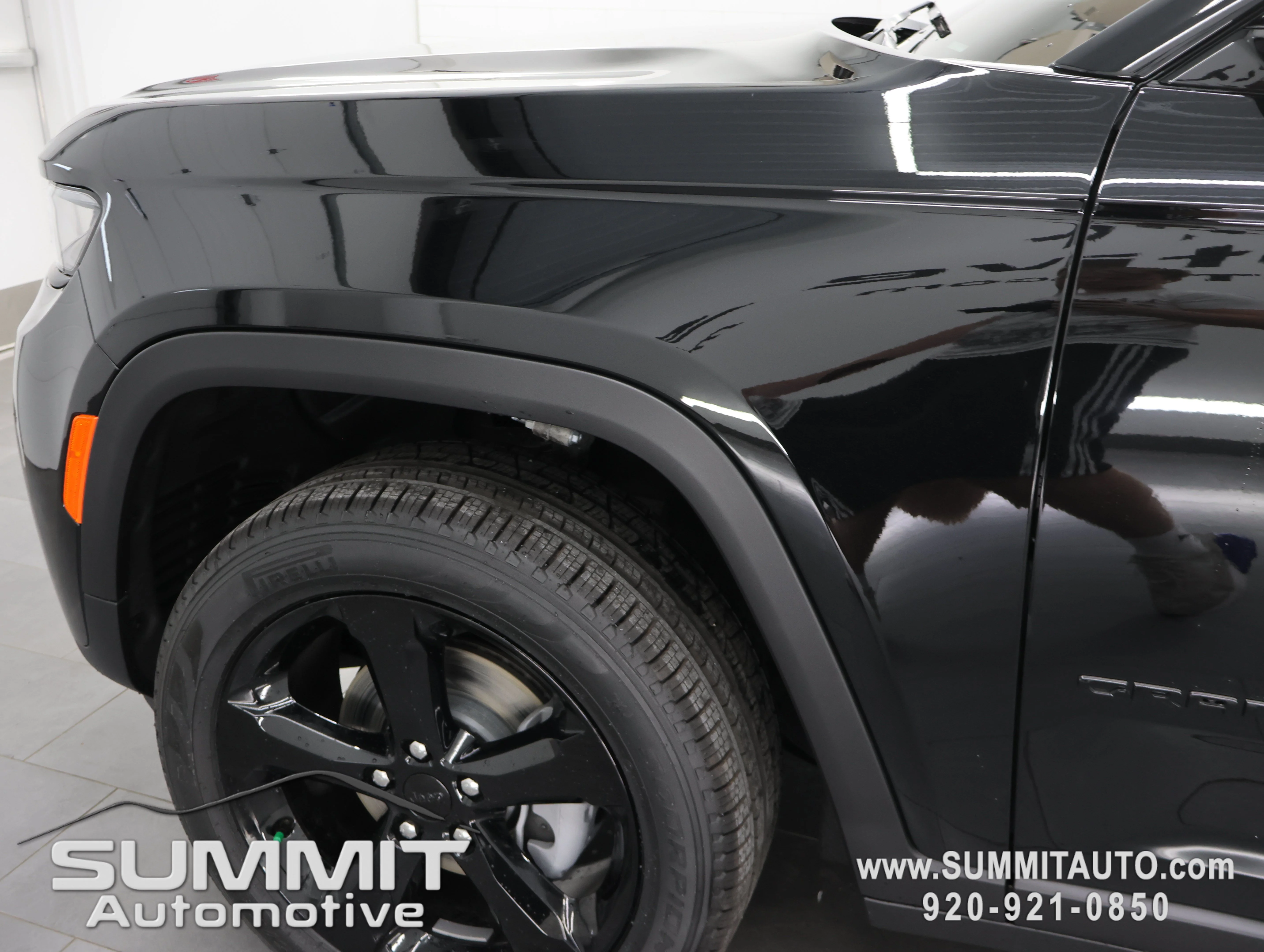 New 2026 Diamond Black Crystal Pearlcoat Jeep Limited image 40